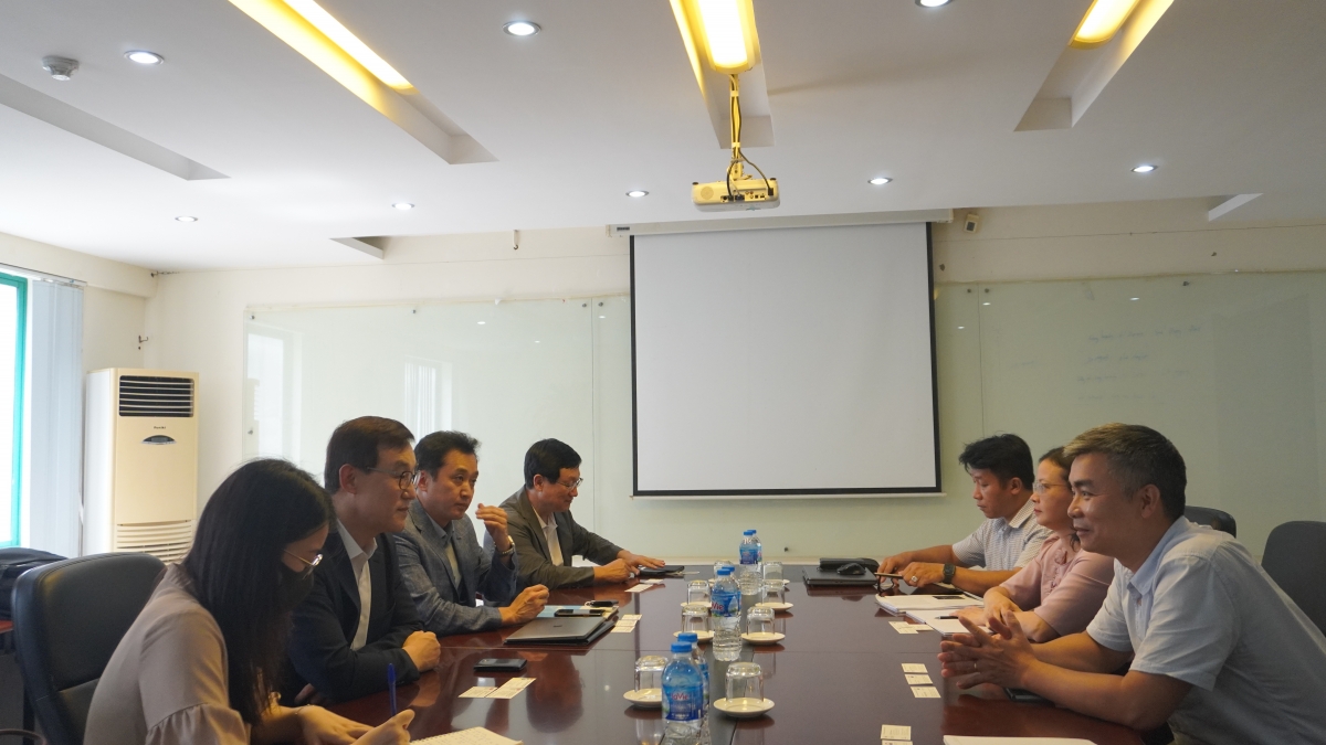 Giám đốc Trung tâm Thông tin, đào tạo và HTQT tiếp lãnh đạo Viện Thông tin địa lý Hàn Quốc
