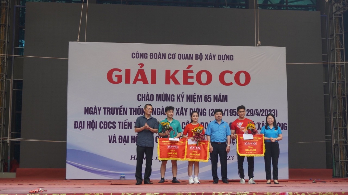 Đội Nam VIUP thi đấu xuất sắc giành giải Nhì - Giải kéo co Công đoàn Cơ quan Bộ Xây dựng