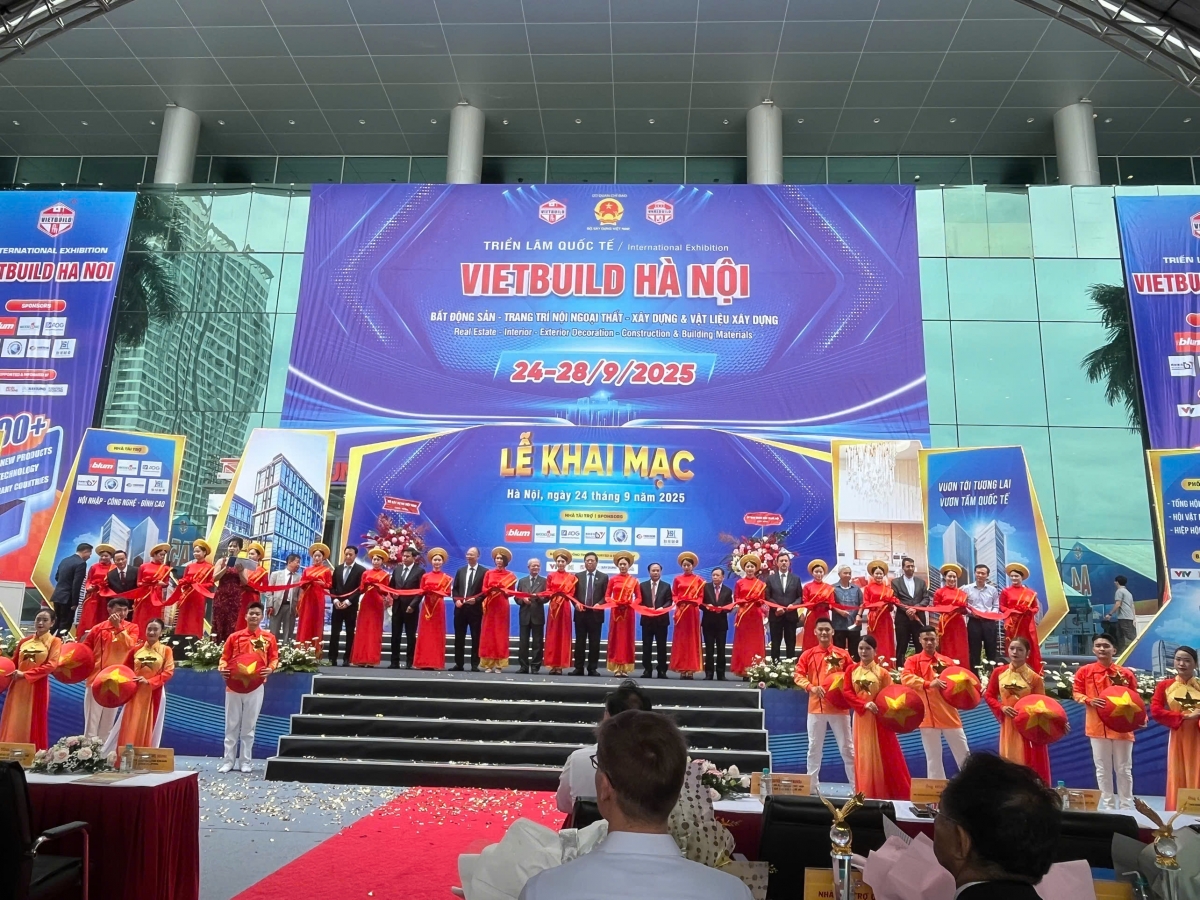 Viện trưởng VIUP dự và cắt băng khai mạc Triển lãm quốc tế VIETBUILD Hà Nội 2025 