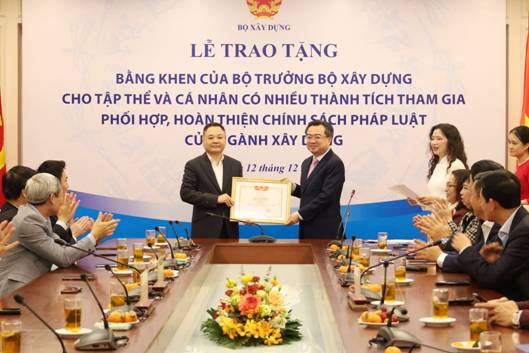 Trao tặng Kỷ niệm chương Vì sự nghiệp Xây dựng và Bằng khen của Bộ trưởng Bộ Xây dựng cho tập thể và cá nhân có nhiều thành tích tham gia phối hợp hoàn thiện chính sách pháp luật ngành Xây dựng