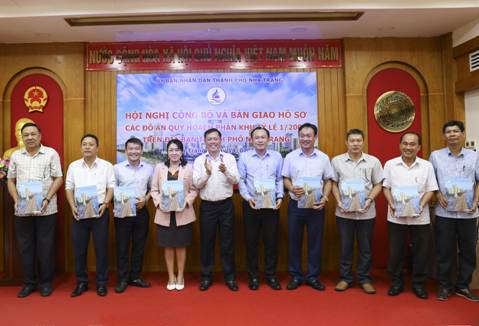 UBND TP. Nha Trang: Công bố và bàn giao hồ sơ 6 đồ án quy hoạch phân khu tỷ lệ 1/2.000