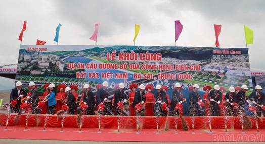 Thứ trưởng Lê Anh Tuấn dự lễ khởi công dự án cầu đường bộ qua sông Hồng biên giới Bát Xát, Việt Nam - Bá Sái, Trung Quốc