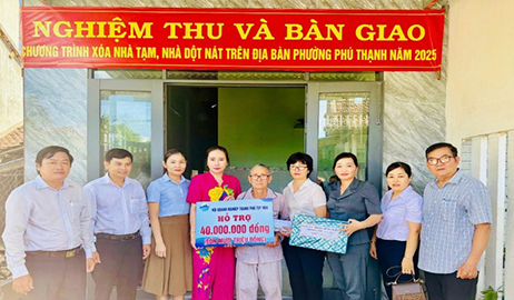 TUY HÒA: Nghiệm thu, bàn giao 20 nhà cho hộ nghèo, cận nghèo và người có công