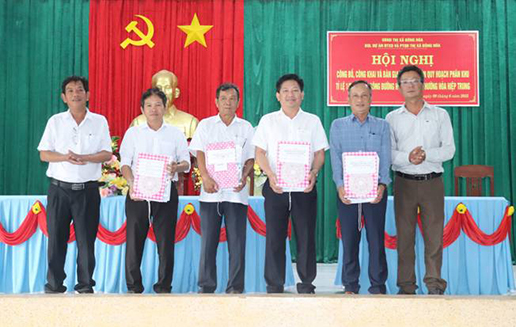 ĐÔNG HÒA: Bàn giao hồ sơ Đồ án quy hoạch phía Đông đường Hùng Vương