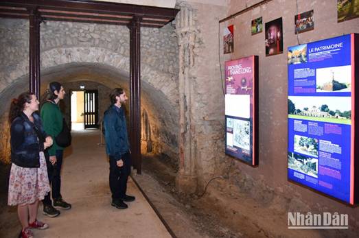  Dấu ấn Hoàng thành Thăng Long và Khu di tích Cổ Loa tại thành cổ Provins (Pháp)