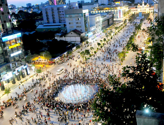 The first in Vietnam walking street officially opened in Ho Chi Minh City downtown on April 29 and attracted thousands of residents and visitors.
